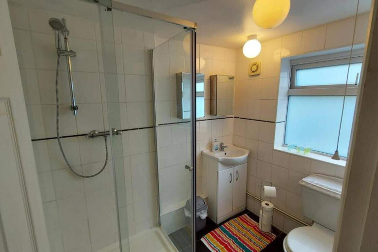 Bathroom 2, Gilling Villa Remarkable 4-bed House in Gillingham, Medway