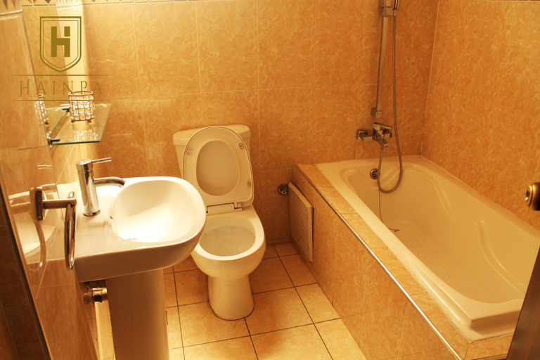 Bathroom, Flora Legacy Apartments, Accra