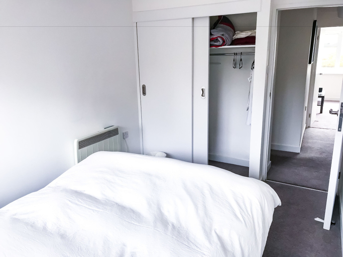 Bedroom 2, Entire 2 Bedroom Flat Next to Kings College, Cambridgeshire