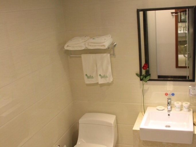 Bathroom 3, Vatica ShangHai International Tourist Resort Huaxia E Road Metro Station Hotel, Shanghai