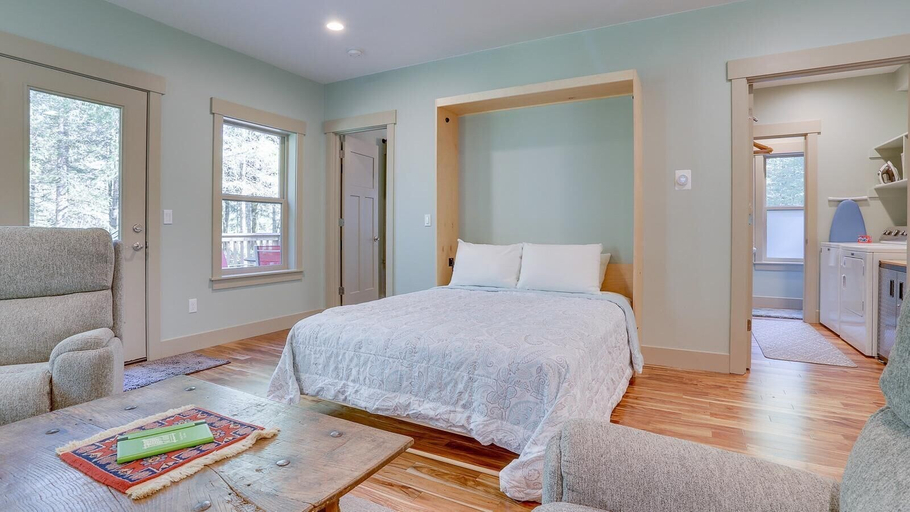 Bedroom 1, Leilani Cottage -Meredith Lodging, Clackamas