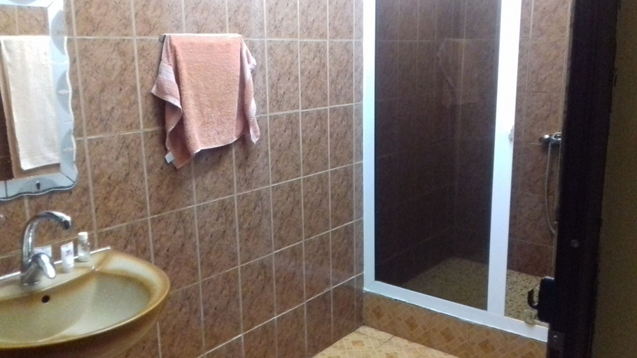 Bathroom 4, La Villa de Marie