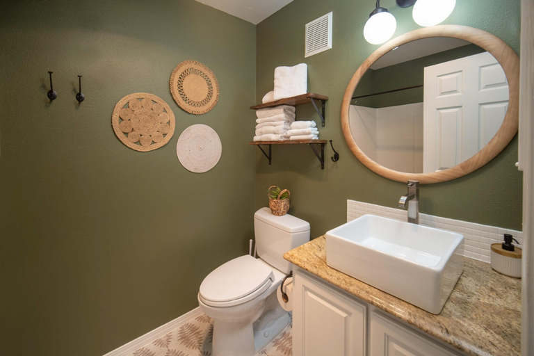 Bathroom 3, Waters Edge 304, Lincoln