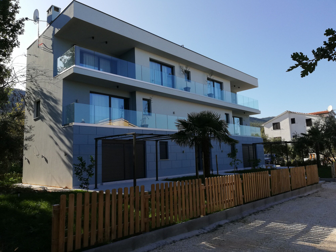Exterior & Views 2, 3 Bed Flat - Sleeps 6 - Garden - Parking - Wifi, Raša