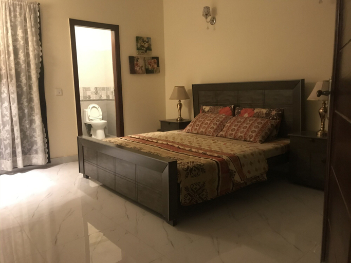 Bedroom 2, 1 Bed House - Sleeps 2 - Pets - Parking - Wifi, Lahore