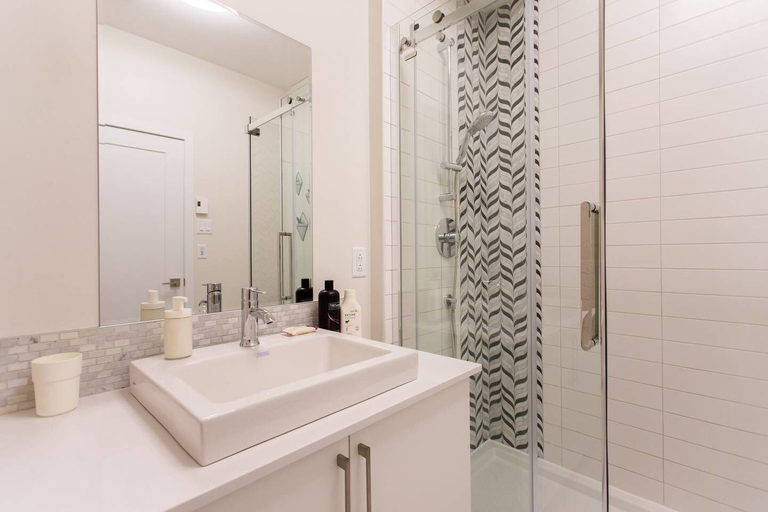 Bathroom 3, Spectacular and Modern Little Italy Penthouse, Montréal