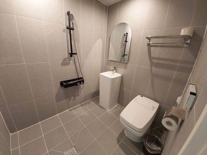 Bathroom 4, Hotel Bom, Gunsan