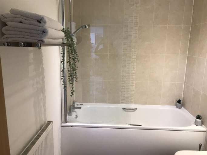 Bathroom 5, Charming Apartment in Ogwell, Newton Abbot, Devon