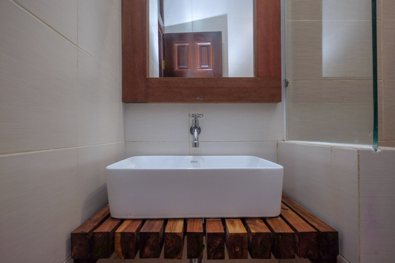 Bathroom 3, Urbanview Hotel Syariah Wisnugraha by RedDoorz, Yogyakarta