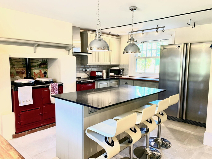 Others 4, The Farmhouse - Sleeps 12 With Private Grounds, East Sussex