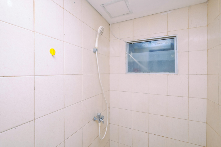 Bathroom 5, Comfort 2BR at Gading Icon Apartment By Travelio, Jakarta Timur