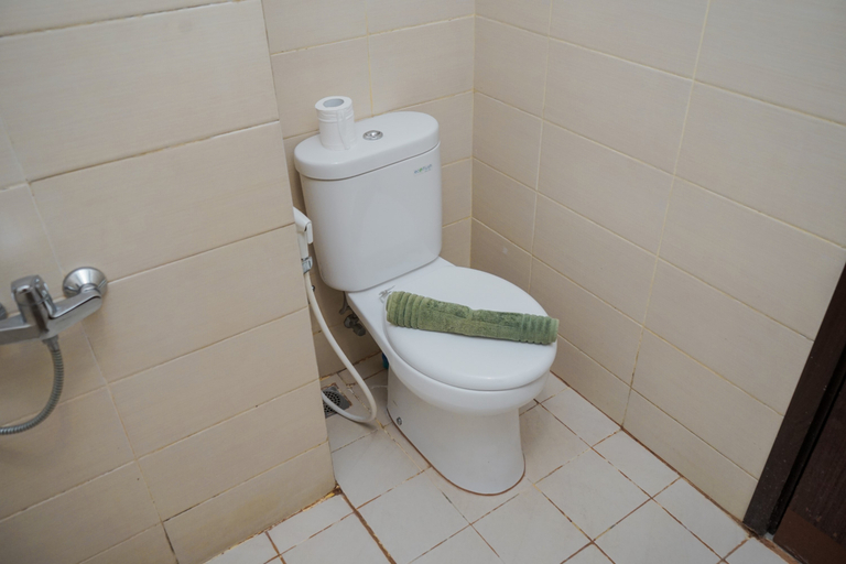 Bathroom 5, Fancy and Nice 1BR at Saveria BSD City Apartment By Travelio, Tangerang