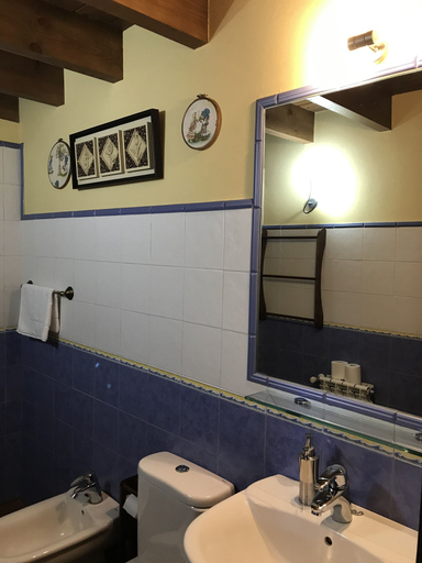 Bathroom, Apartamentos Rurales La Portiella, Asturias