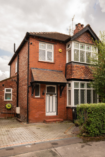 Exterior & Views 2, Contemporary Bright House 20 Min To Manc, Stockport