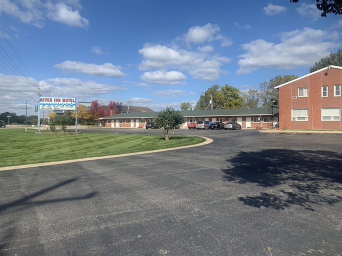 Exterior & Views 2, River Inn Motel, McHenry