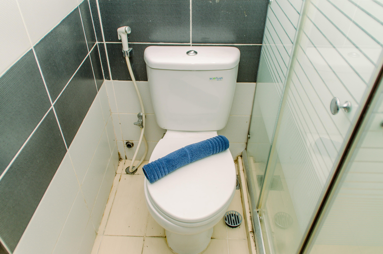 Bathroom 5, Simple and Cozy 1BR Apartment at Scientia Residence By Travelio, Tangerang