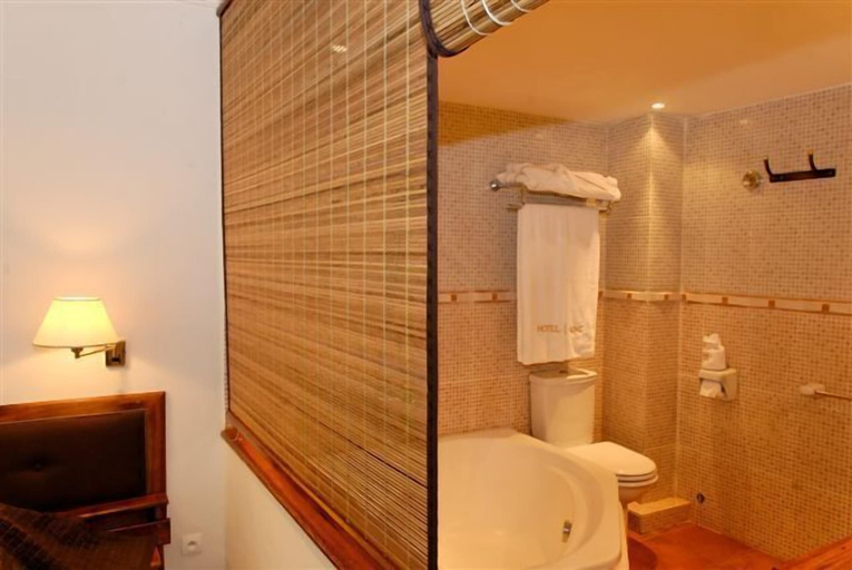 Bathroom 3, Hotel Brajas, Analamanga