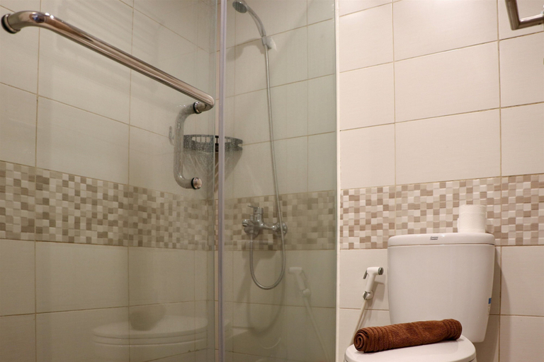 Bathroom 3, Elegant And Comfy Studio At Tamansari Iswara Apartment, Bekasi