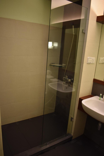 Bathroom 3, Paradise Hotel Nyaung Shwe, Taunggye