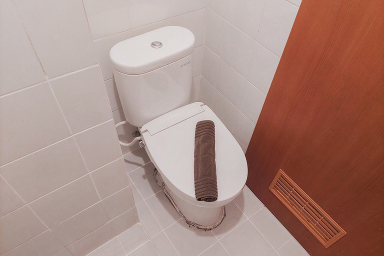 Bathroom 5, Comfort Studio Apartment at Eco Home Residence By Travelio, Tangerang