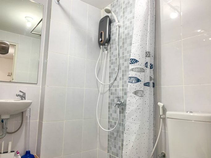 Bathroom 4, Relaxing 2BR at 35th Floor Tokyo Riverside PIK 2 Apartment By Travelio, Tangerang