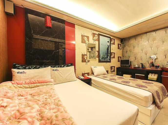 Bedroom 3, Palace Motel, Dong