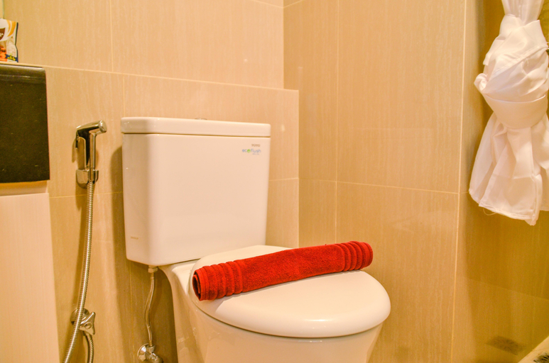 Bathroom 5, Comfortable Design Studio at Bintaro Embarcadero Apartment By Travelio, South Tangerang