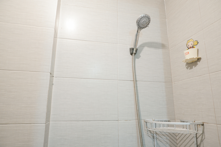 Bathroom 5, Warm and Minimalist Studio at Green Park View Apartment By Travelio, West Jakarta