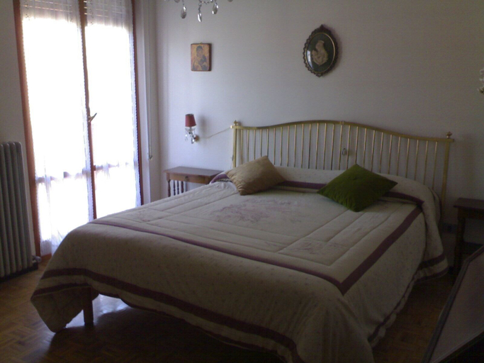 Bedroom 2, 6guests-skiing-mountainviews-fireplace-freeparking, Lecco