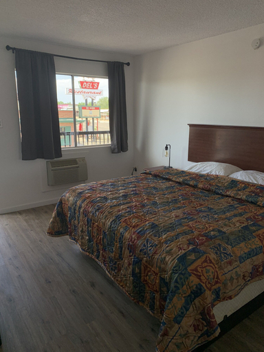 Bedroom 2, Almara Inn, Quay