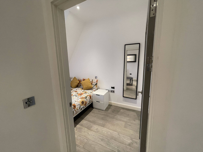 Bathroom 5, Stunning 1-bed Deluxe Apartment in Slough, Slough