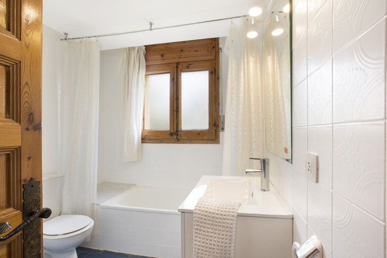 Bathroom, Apartment Cenit B-10, Girona