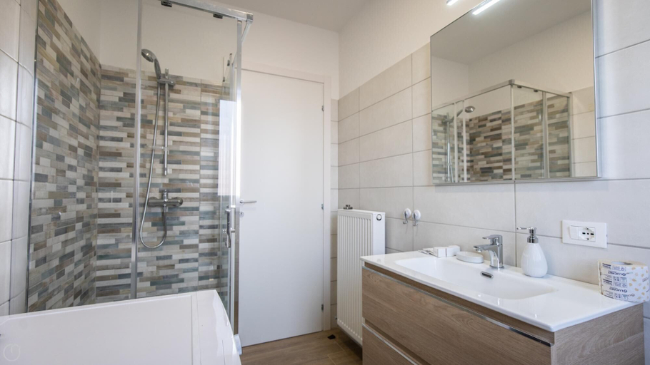 Bathroom 3, Italianway - Vat 52 Sub 14, Udine