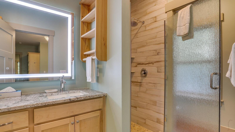 Bathroom 4, Leilani Cottage -Meredith Lodging, Clackamas
