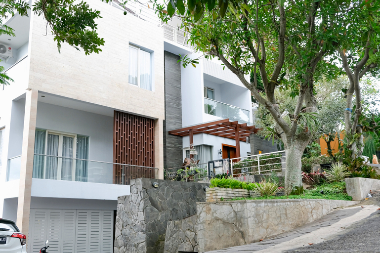Exterior & Views 29