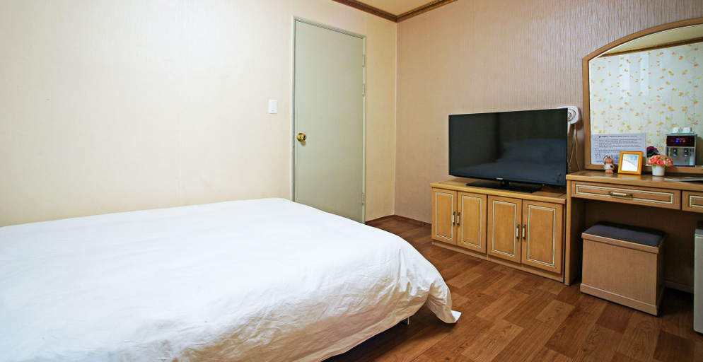Bedroom 5, Emerald Hotel, Jeju