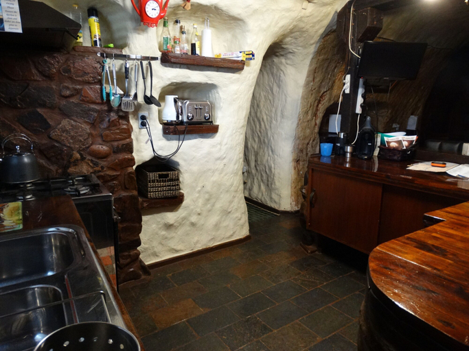 Food & Drinks 4, Di's Dugouts, Coober Pedy