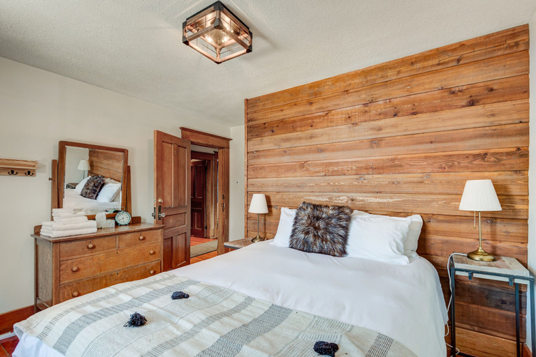 Bedroom 2, Rocky Mountain House - Sleeps 23, Division No. 15