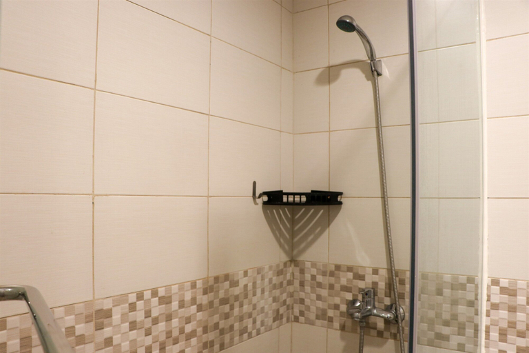 Bathroom 5, Elegant And Comfy Studio At Tamansari Iswara Apartment, Bekasi