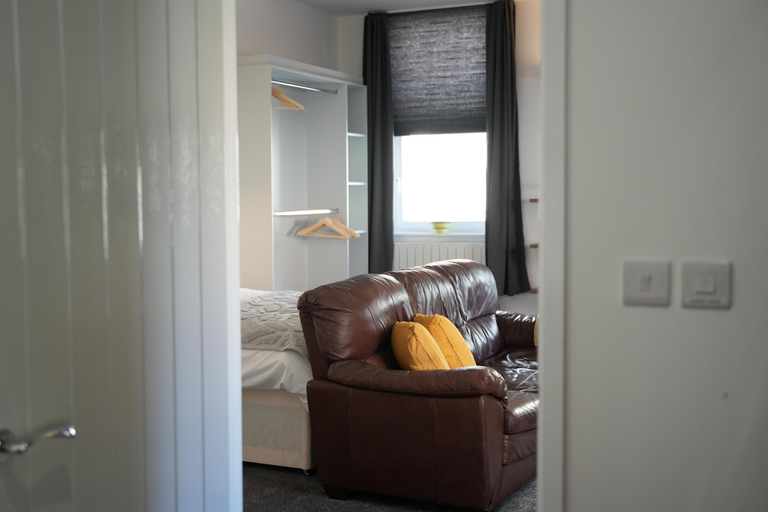 Others 5, Gorgeous, Comfortable Apartment on the High Street, Merthyr Tydfil