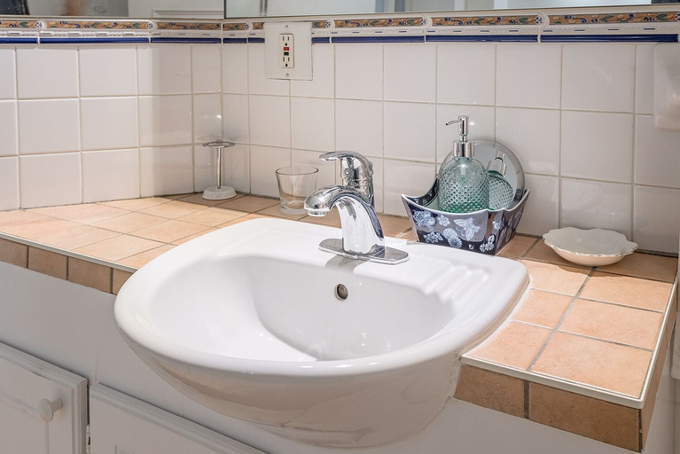 Bathroom 2, Beautiful Vintage 2BR- Heart Of Downtown, Montréal
