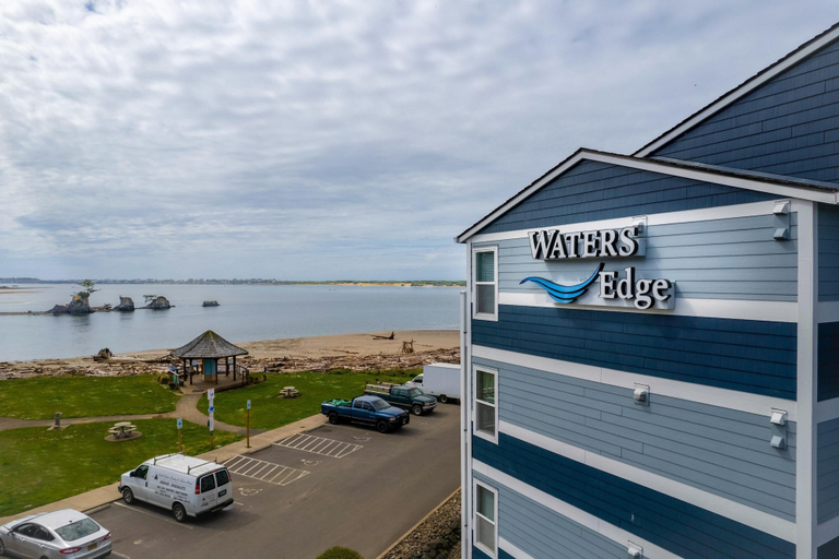 Exterior & Views 2, Waters Edge 304, Lincoln