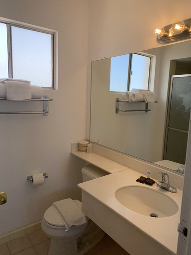 Bathroom, Almara Inn, Quay