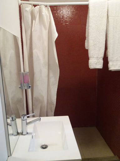 Bathroom 4, Liv Inn Guest House, Maputo