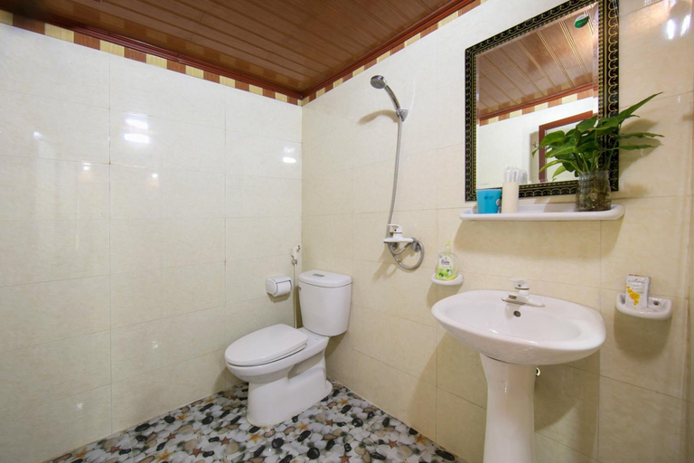 Bathroom 5, Lan Homestay, Cát Hải