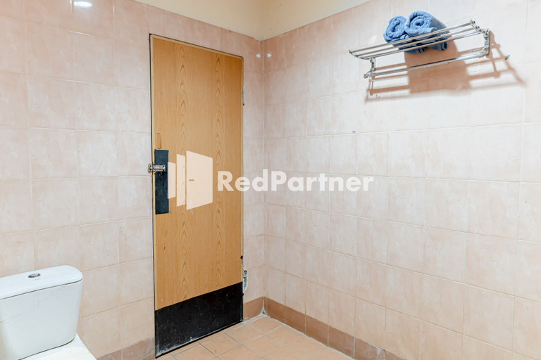 Bathroom 3, Cherry Pink Hotel Medan Mitra RedDoorz, Medan