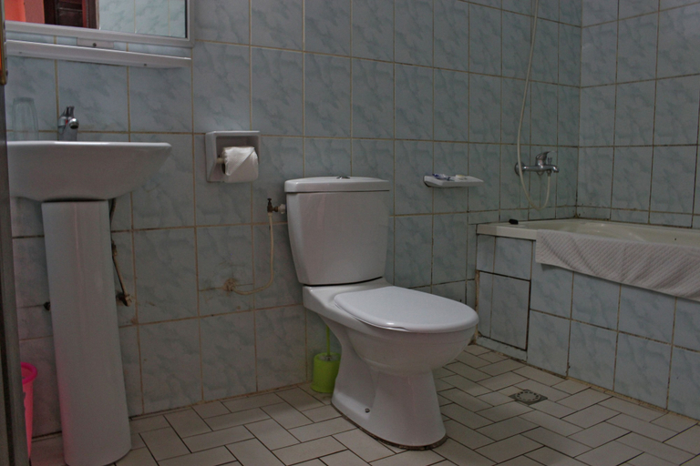 Bathroom 3, Tou'Ngou Hotel, Mfoundi