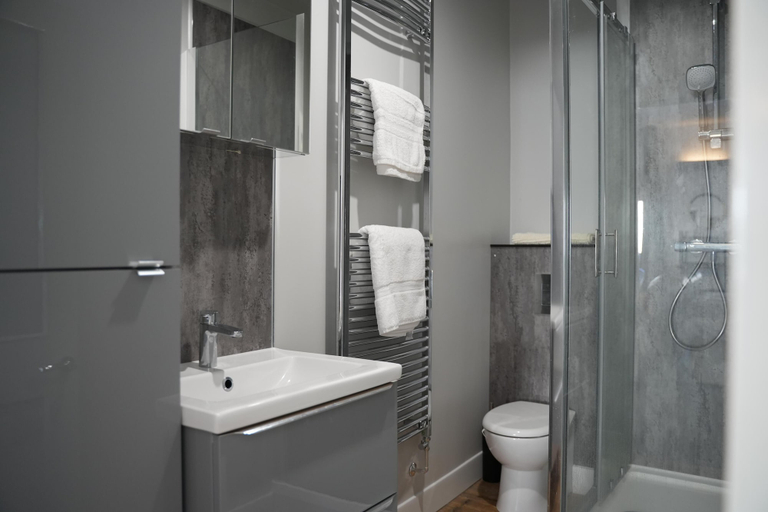 Bathroom, Gorgeous, Comfortable Apartment on the High Street, Merthyr Tydfil