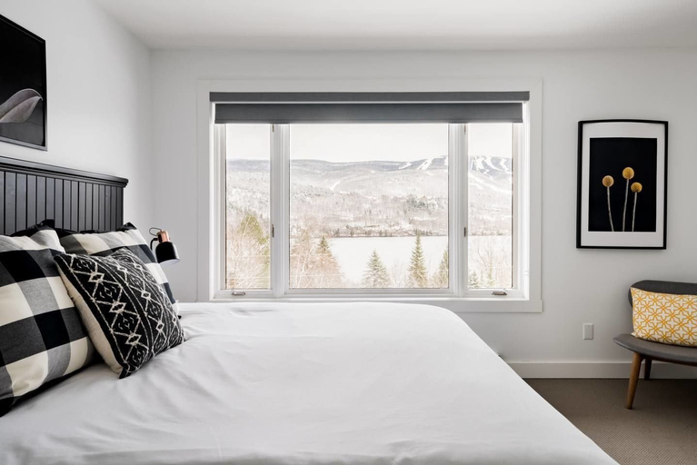 Bedroom 3, Commodious Condominium in Tranquil Lakeside Setting, Les Laurentides