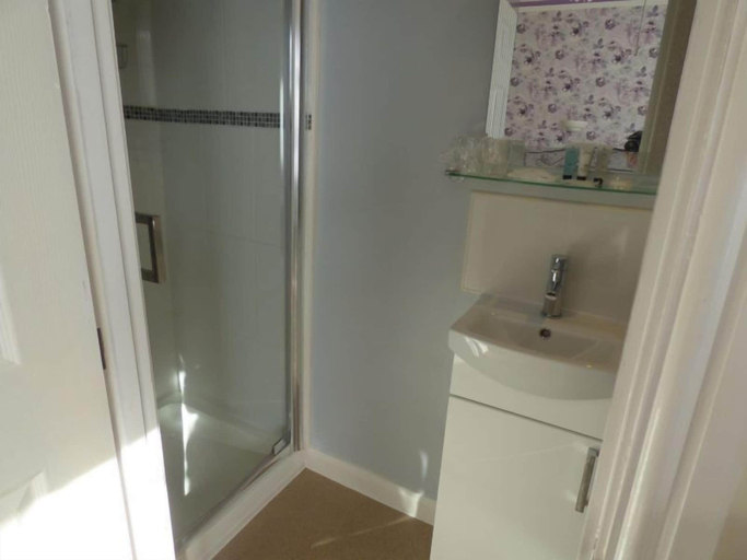 Bathroom 4, Coastal Waters, Torbay
